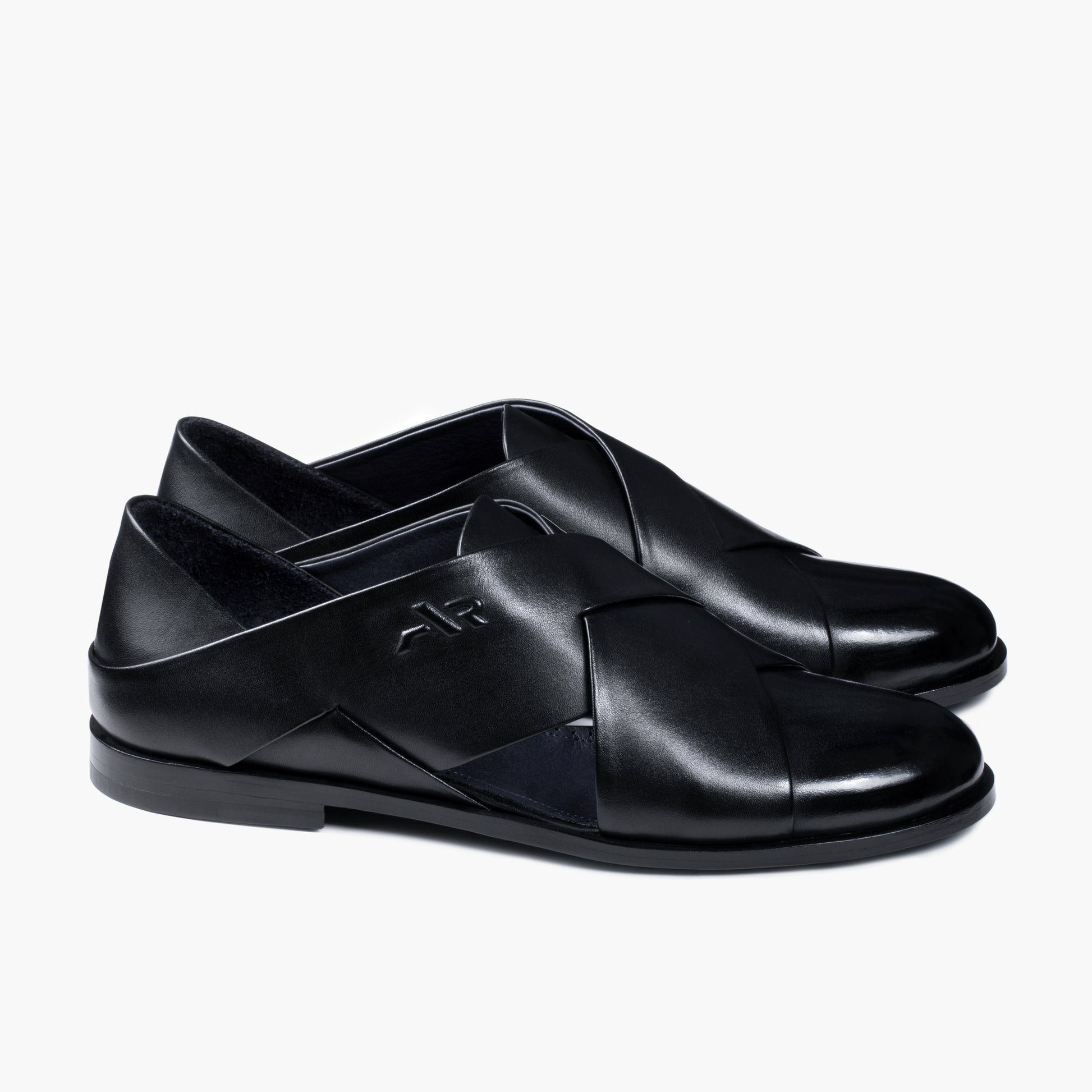 Сандалии с вырезами и закрытым носом