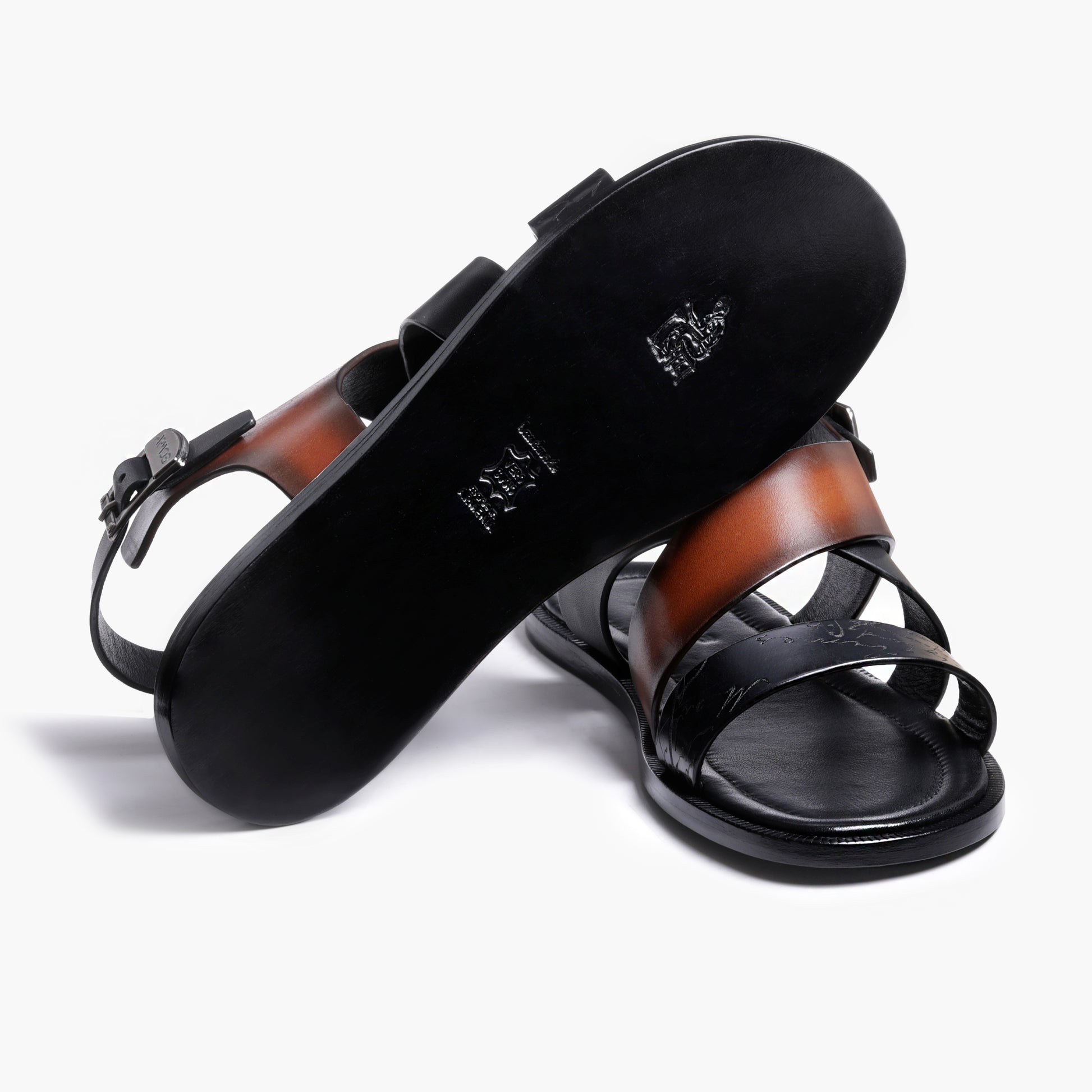 Сандалии с пряжкой и росписью