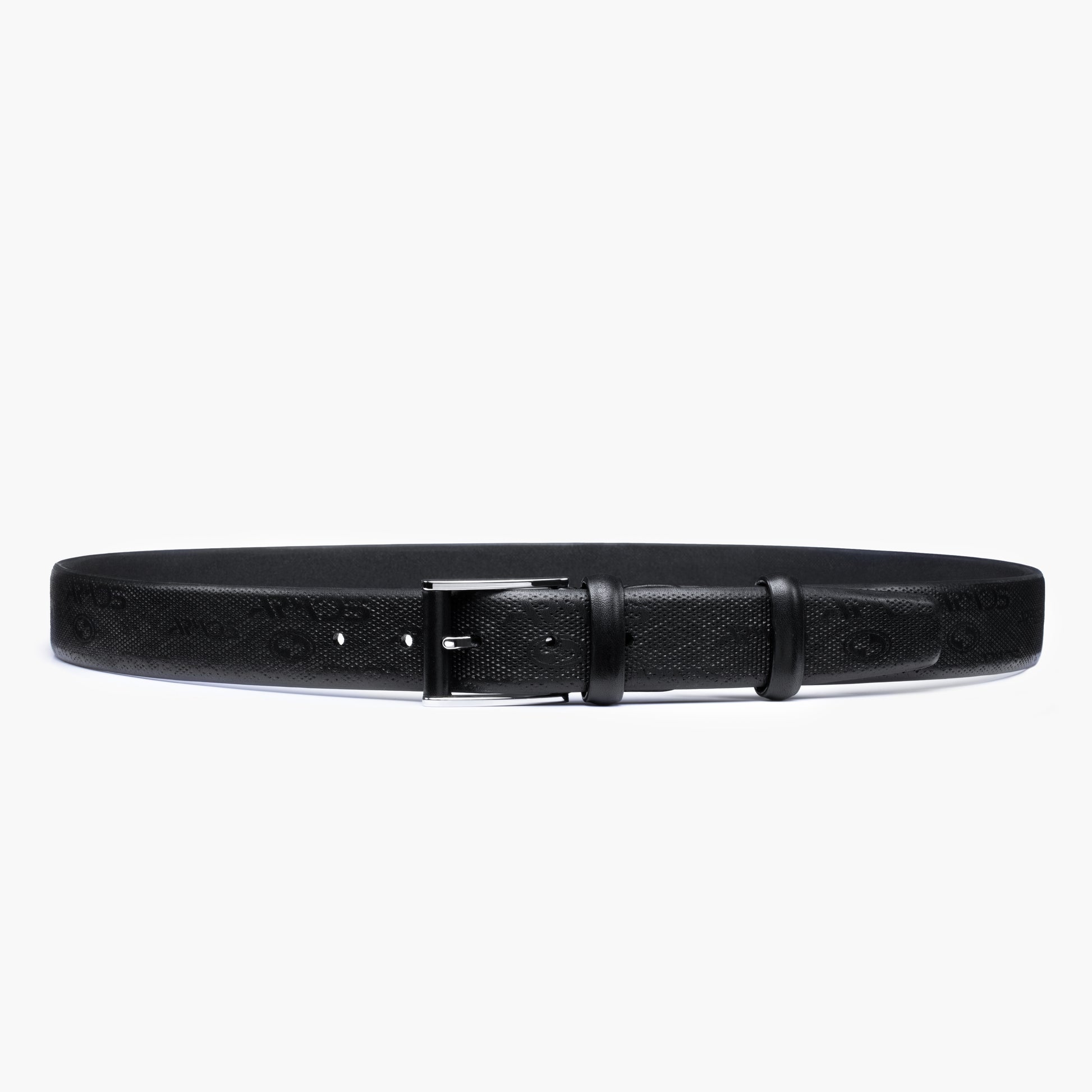 Черный ремень с перфорациями