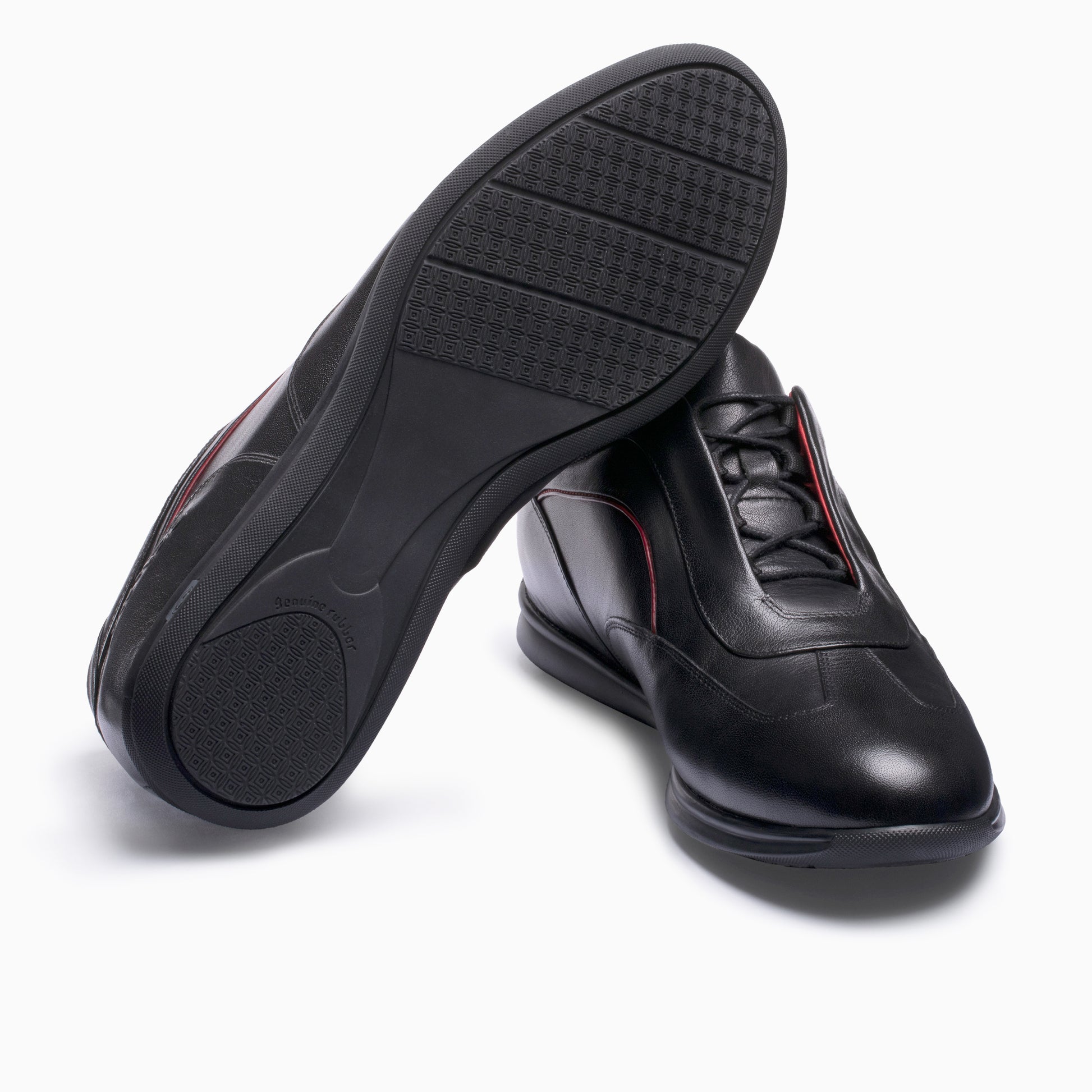 Кроссовки с красными деталями