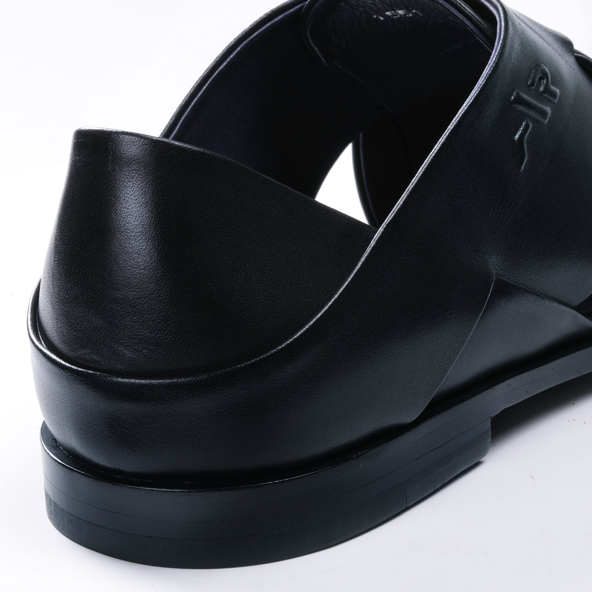 Сандалии с вырезами и закрытым носом