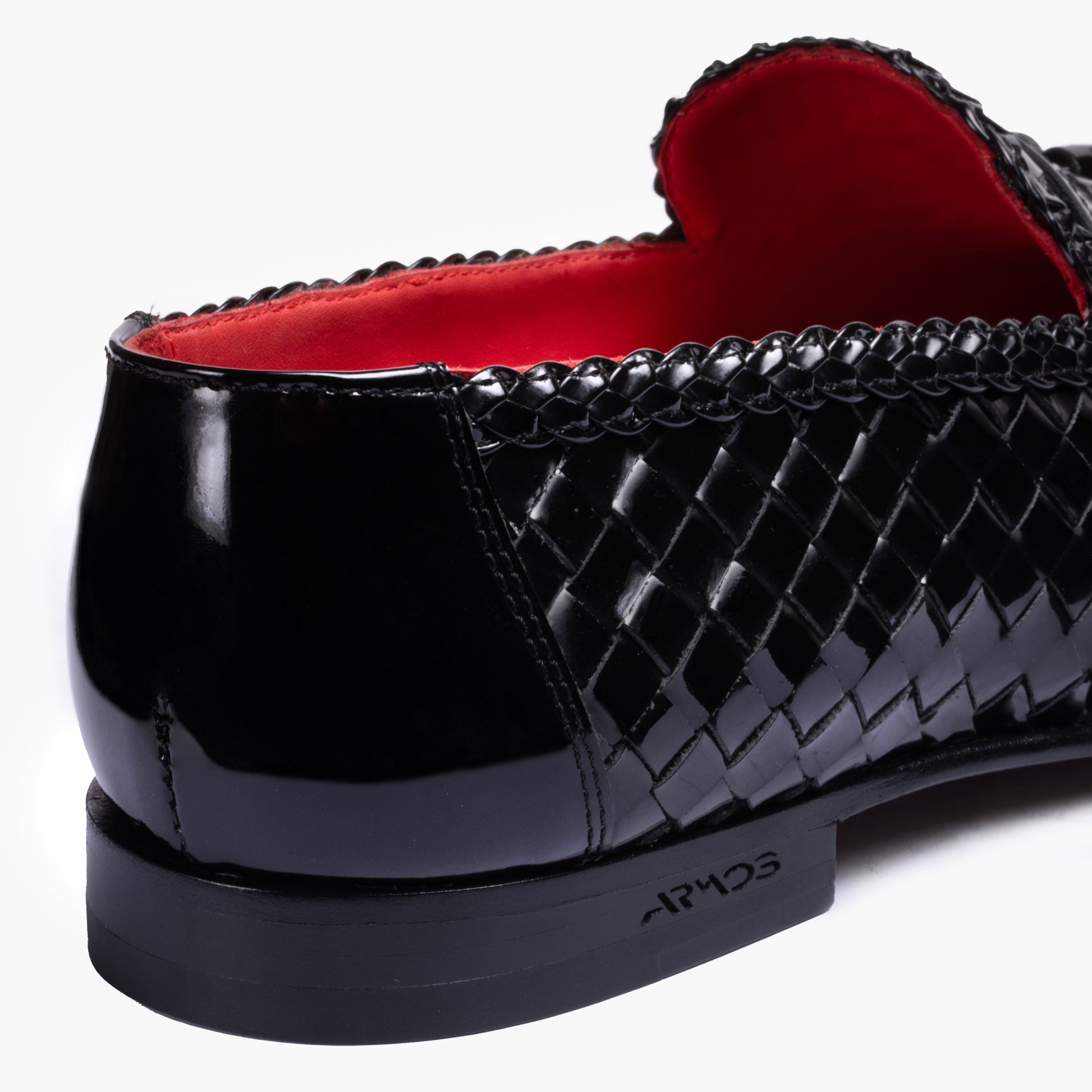 Плетеные лоферы с кисточкой