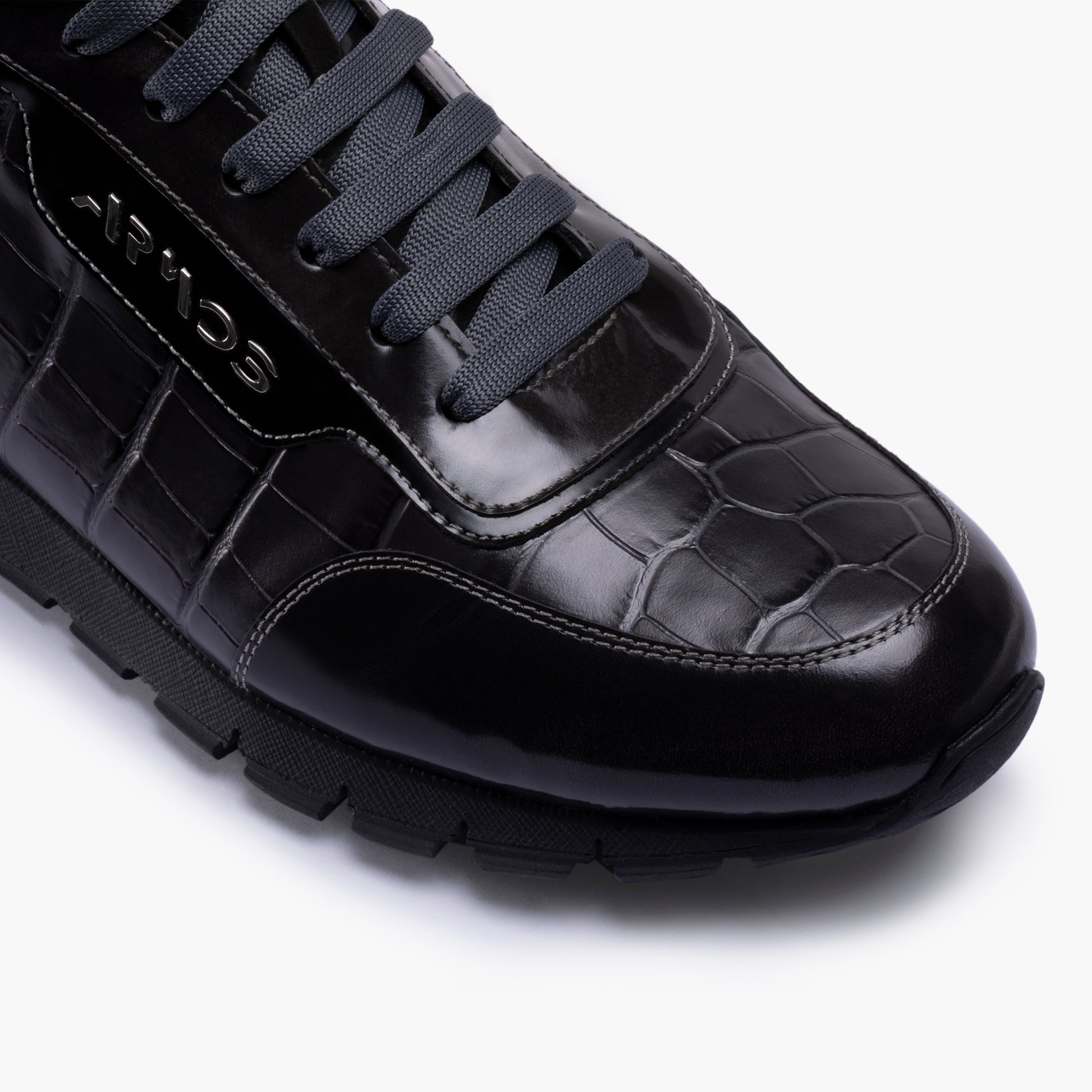 Замшевые кроссовки с крокодиловым принтом