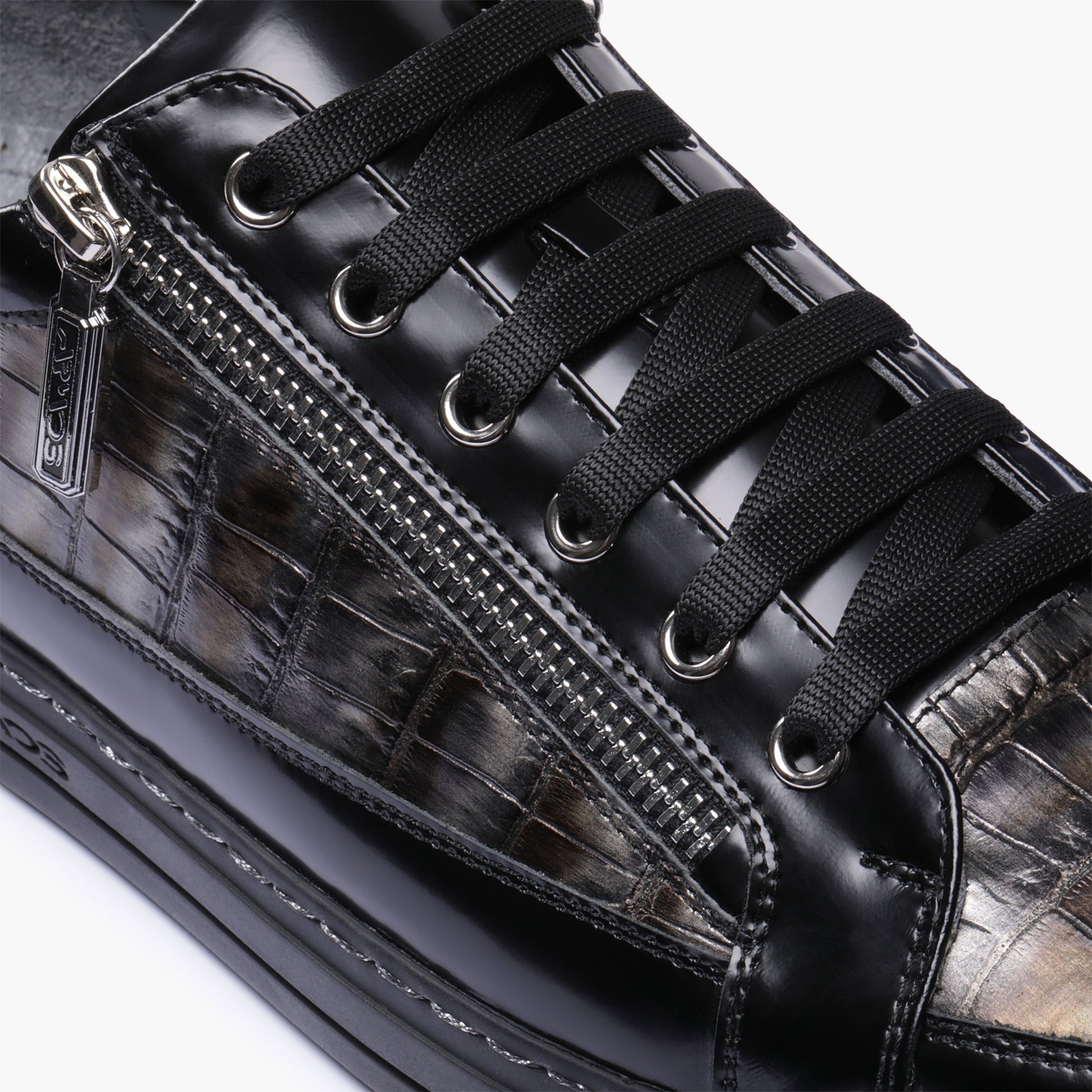 Черные кожаные кеды на шнуровке