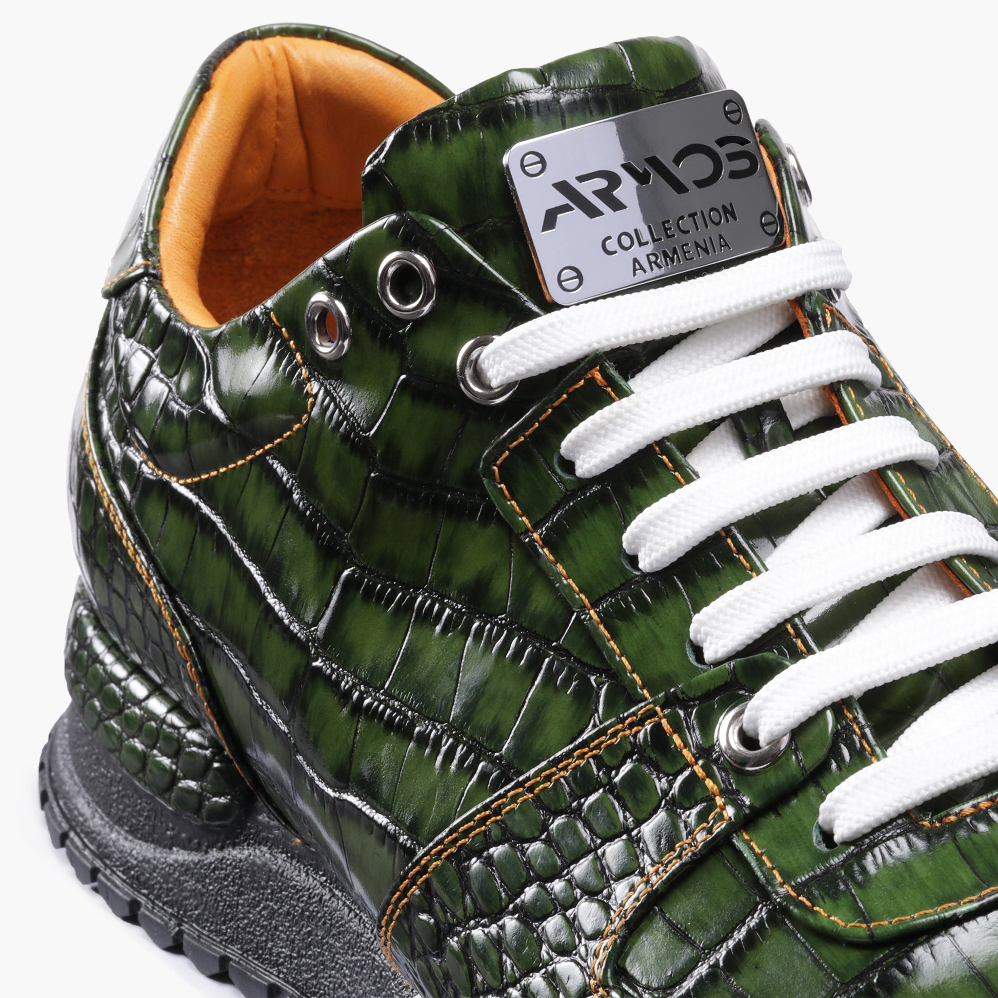 Зеленые кроссовки с крокодиловым принтом