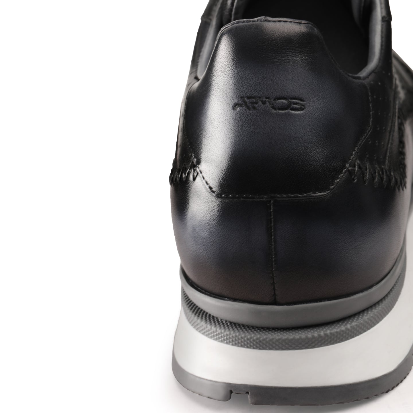 Серые кроссовки с патинажом