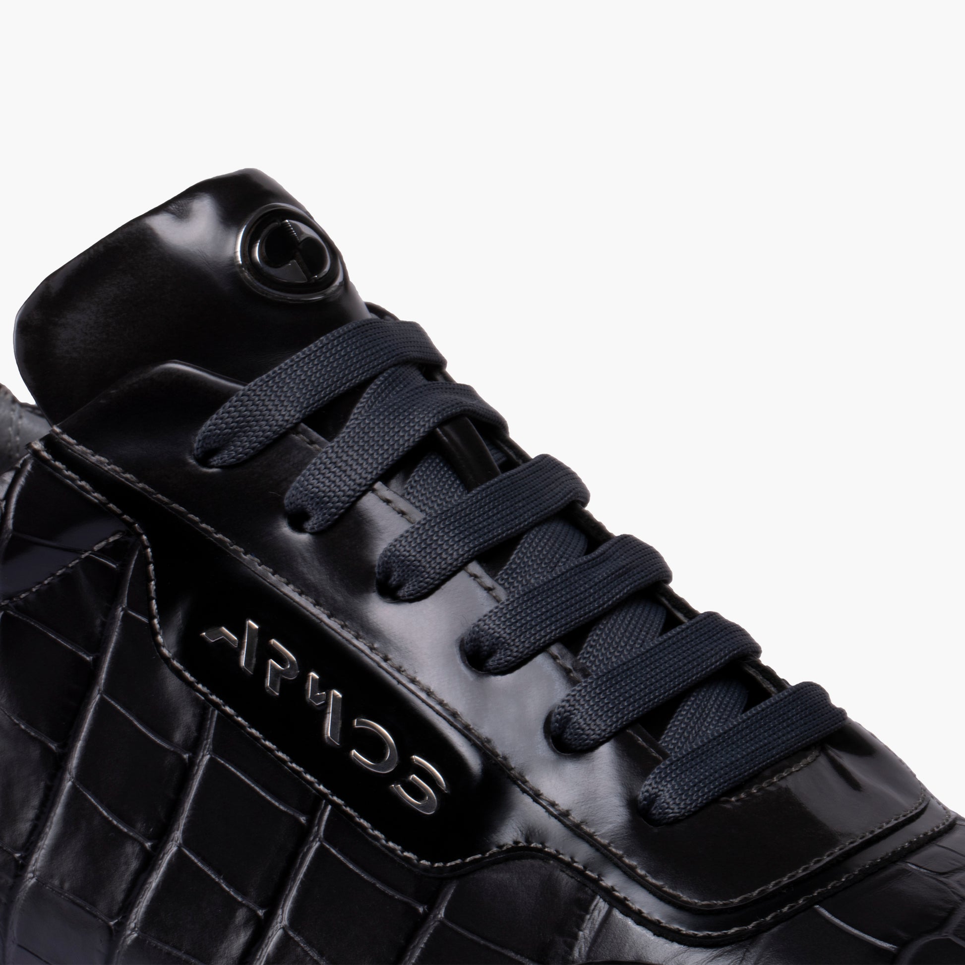 Замшевые кроссовки с крокодиловым принтом