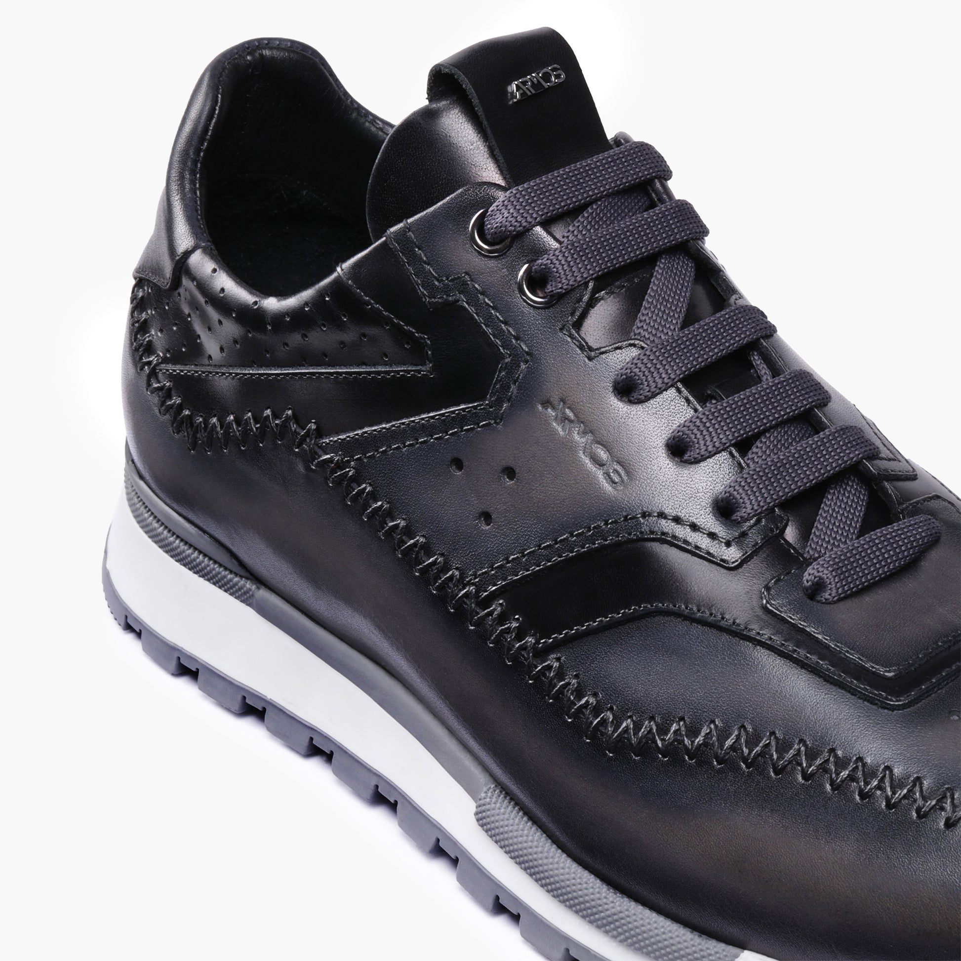 Серые кроссовки с патинажом