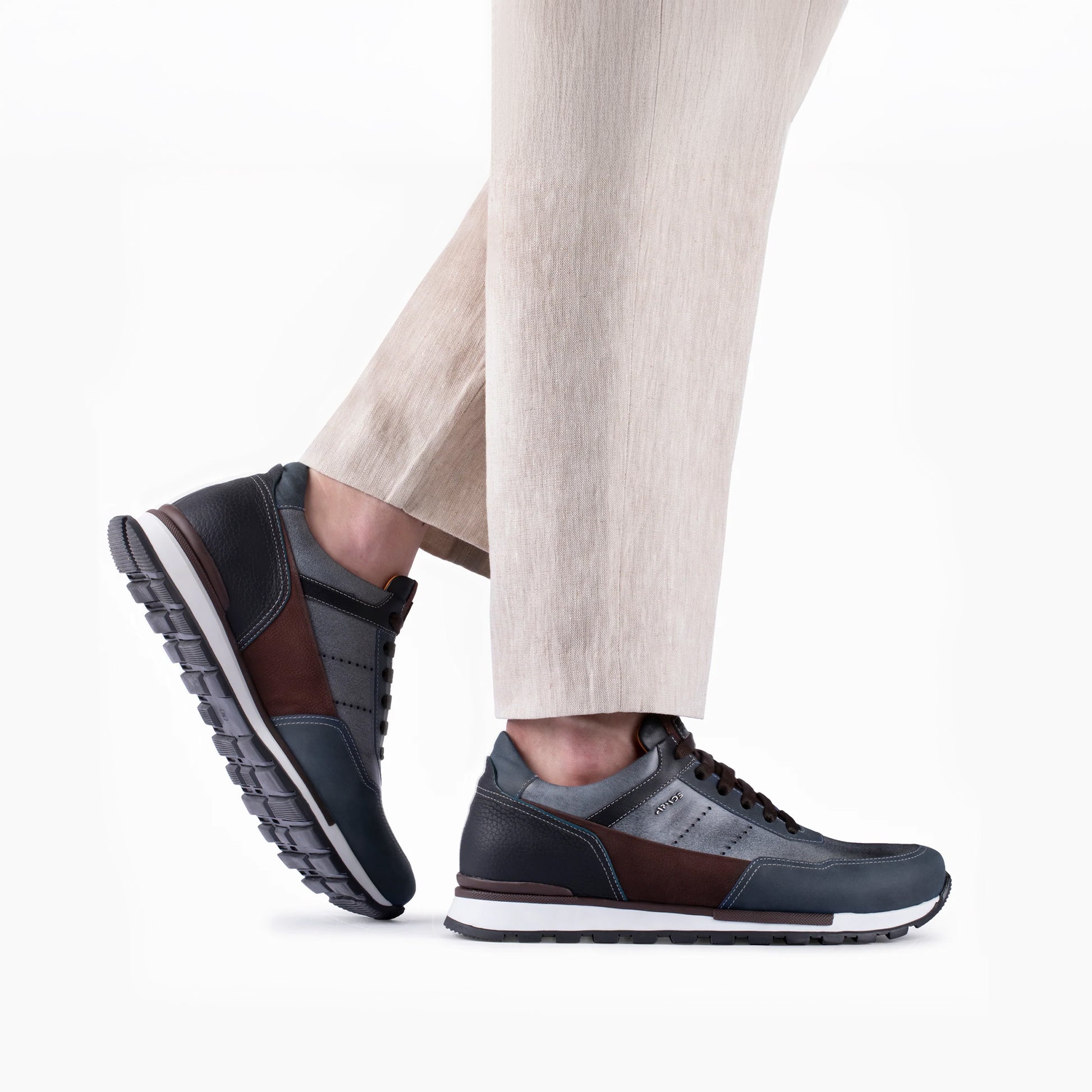 Сине-серые кроссовки с белой подошвой