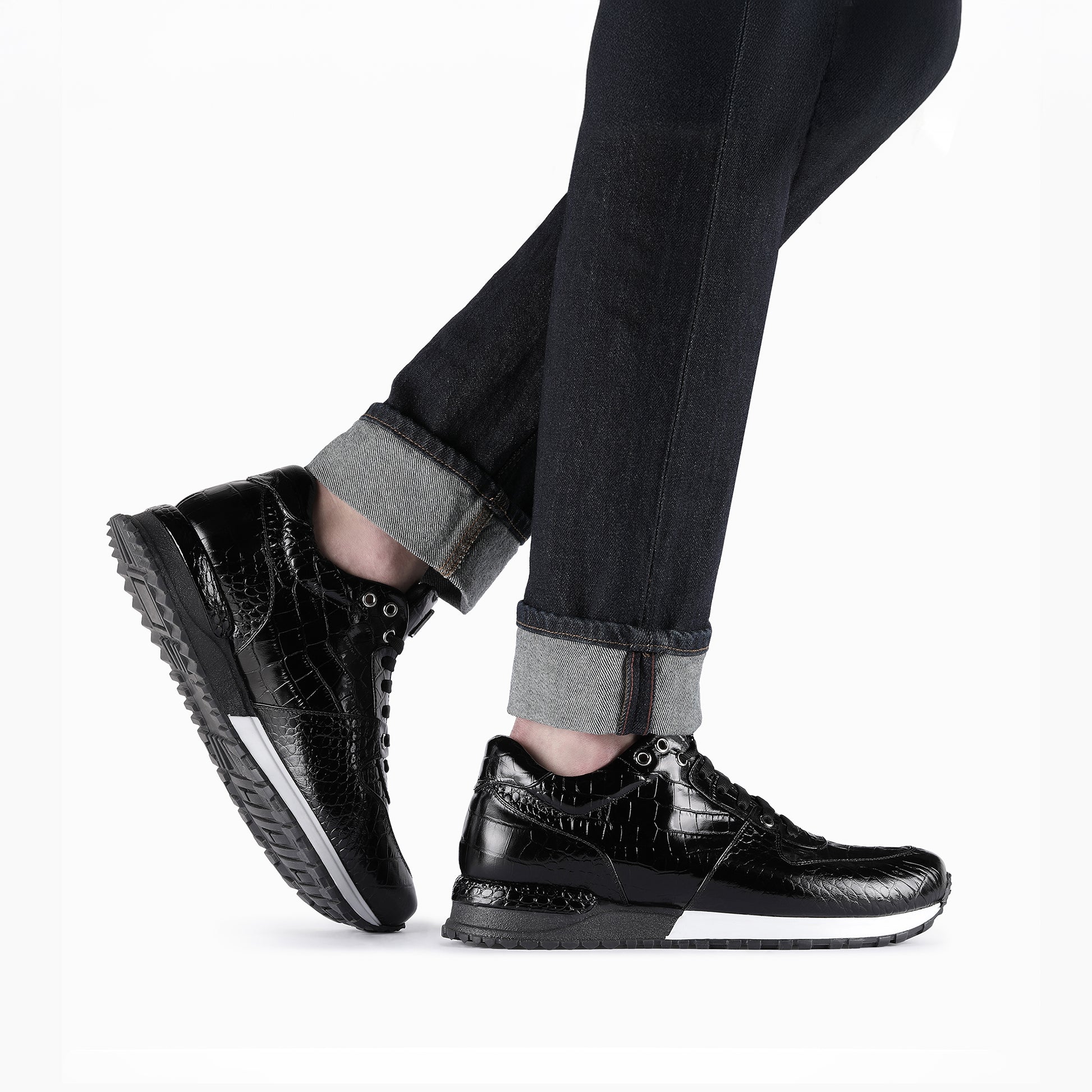 Черные кроссовки с крокодиловым принтом