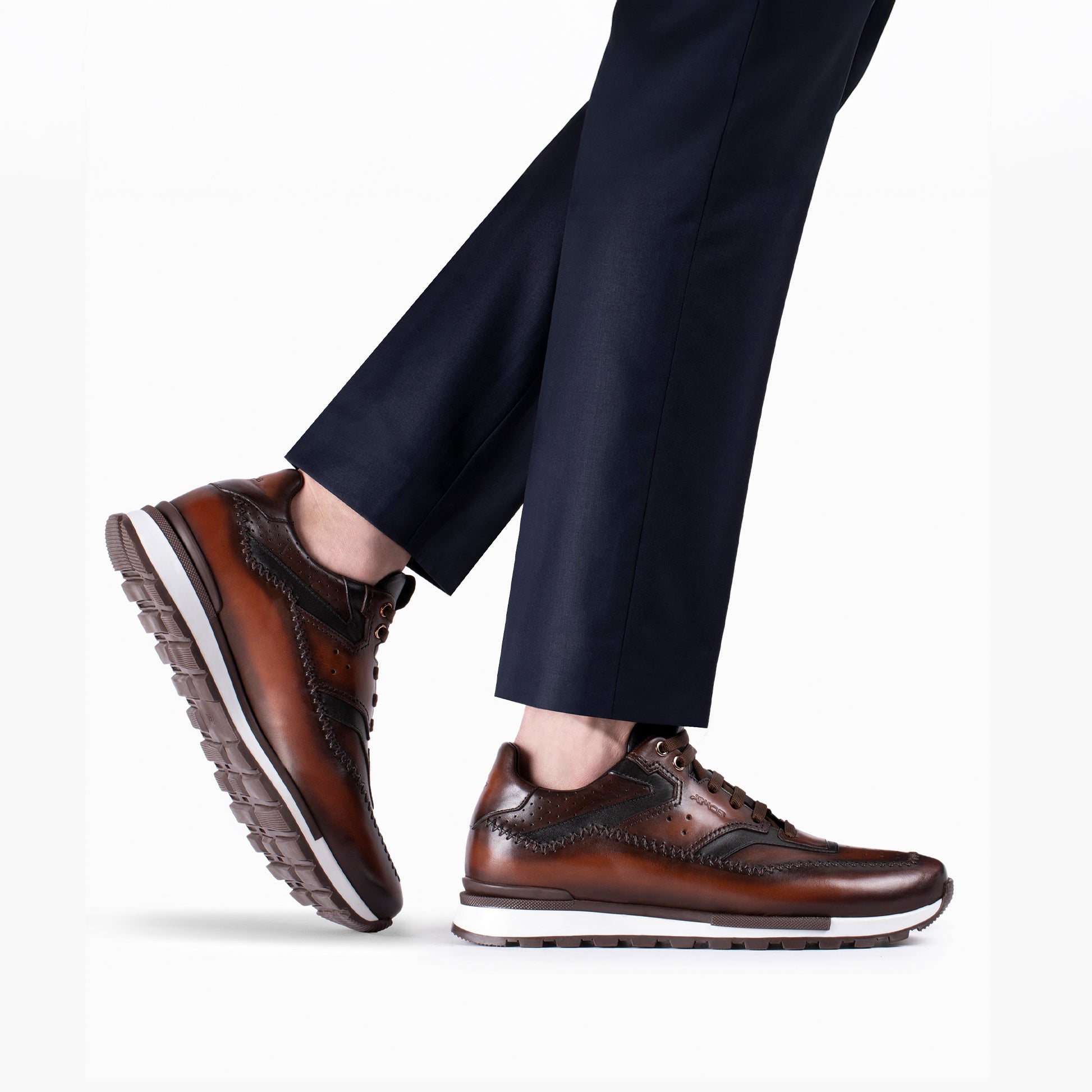 Коричневые кроссовки с патинажом