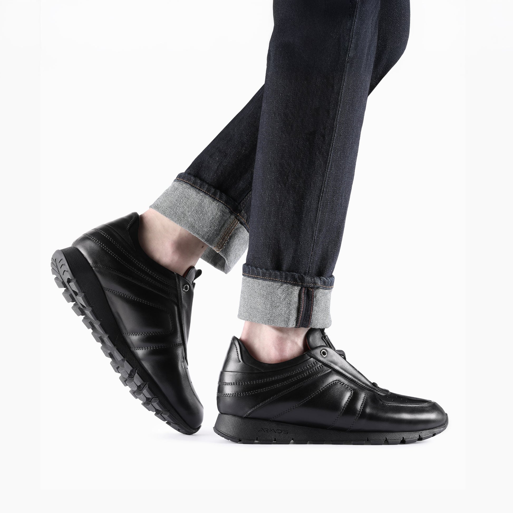 Черные кожаные кроссовки