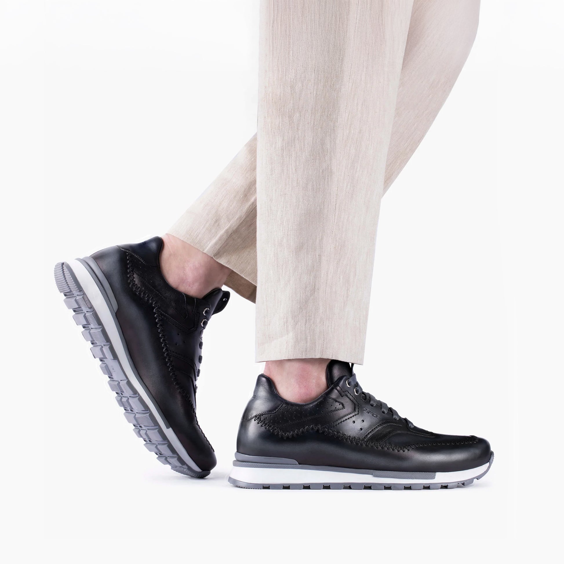 Серые кроссовки с патинажом