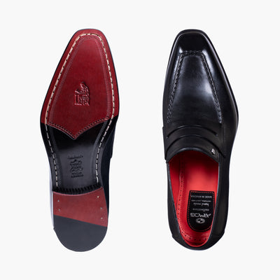 Классические лоферы с чёрным патинажем