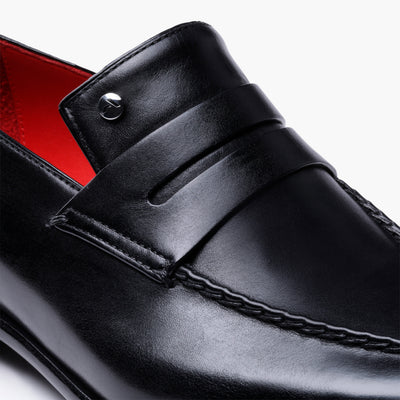 Классические лоферы с чёрным патинажем