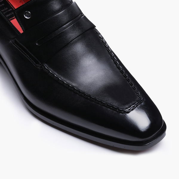 Классические лоферы с чёрным патинажем