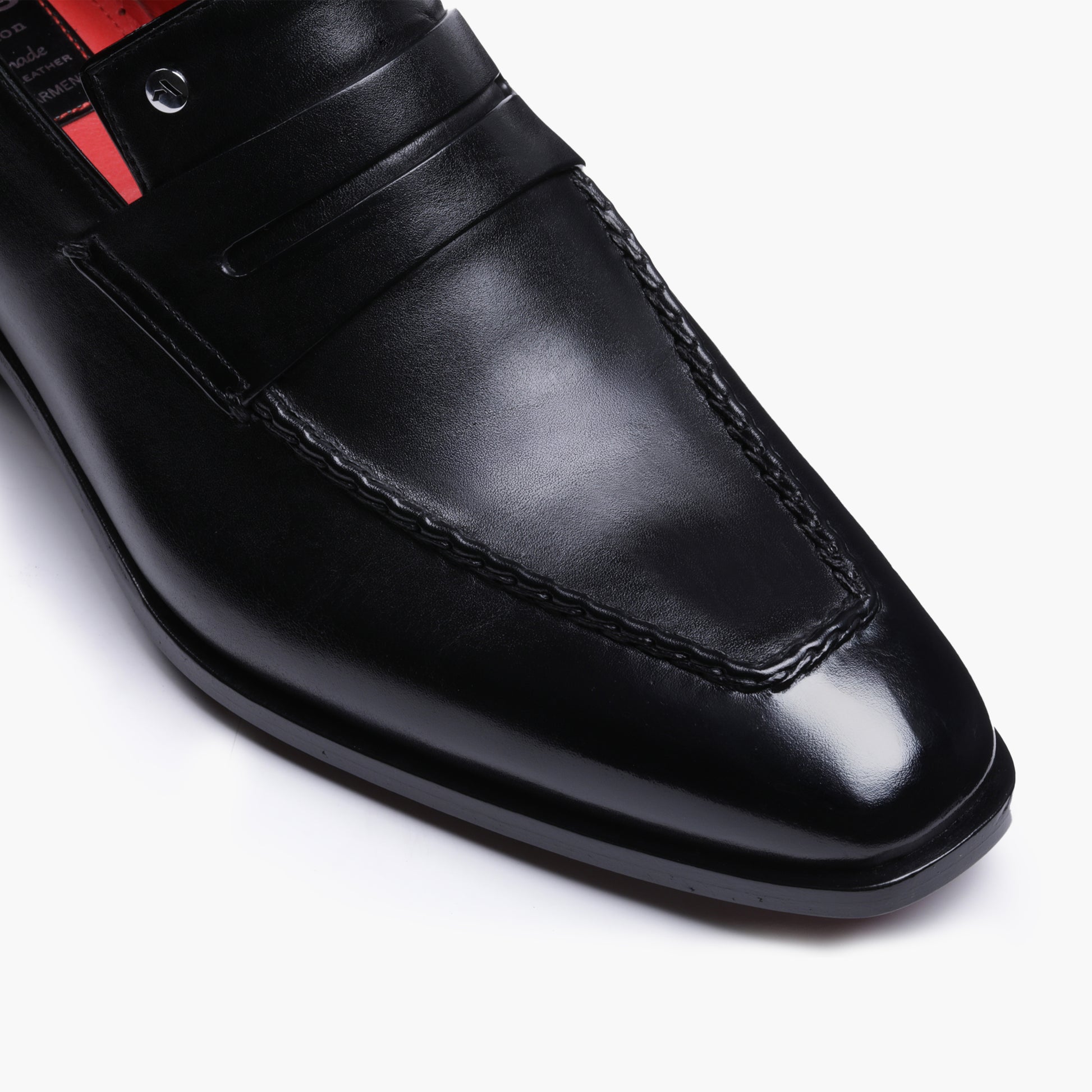 Классические лоферы с чёрным патинажем