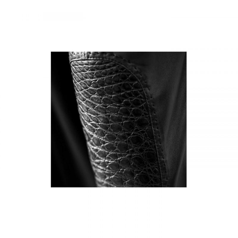 Черная куртка из кожи крокодила