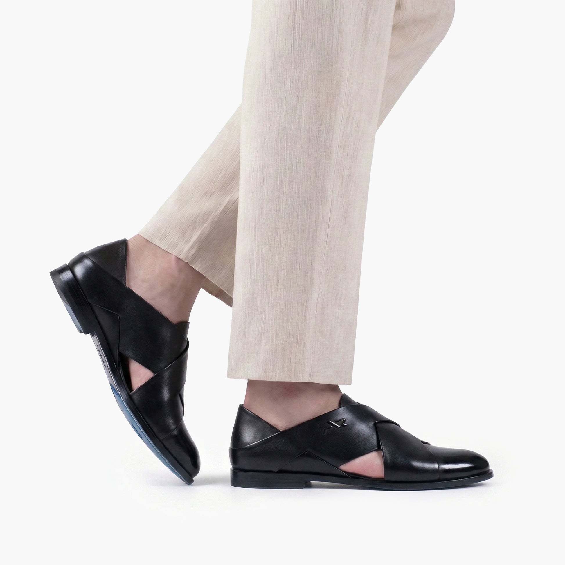 Сандалии с вырезами и закрытым носом