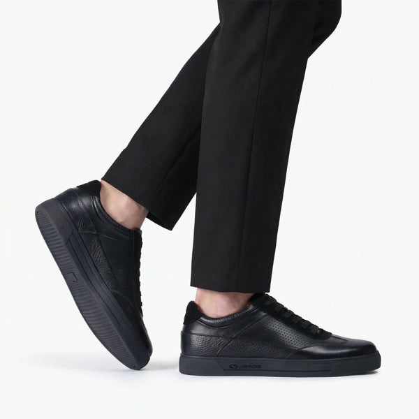 Черные кроссовки с перфорацией