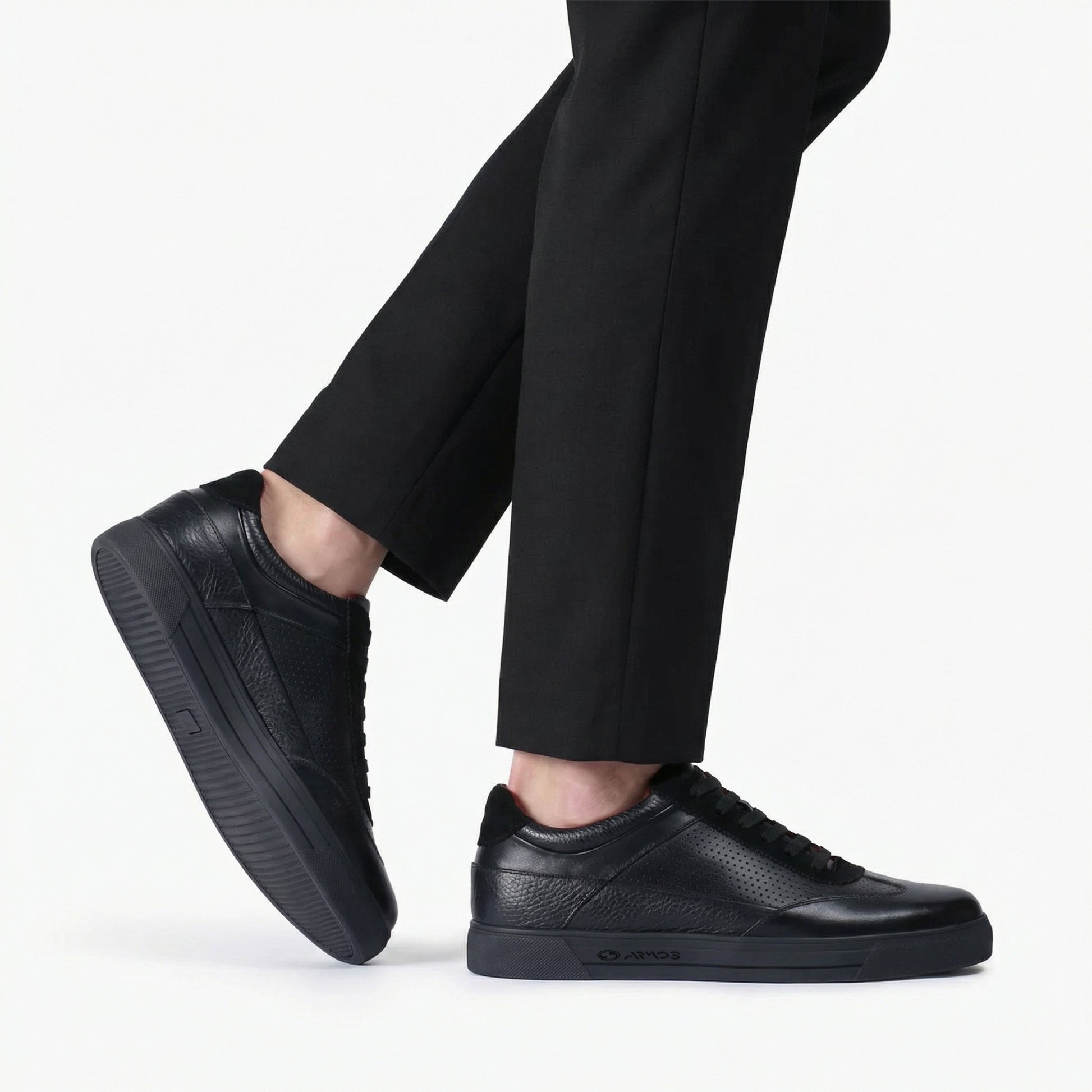 Черные кроссовки с перфорацией