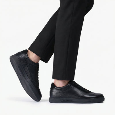 Черные кроссовки с перфорацией