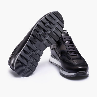 Серые кроссовки с патинажом