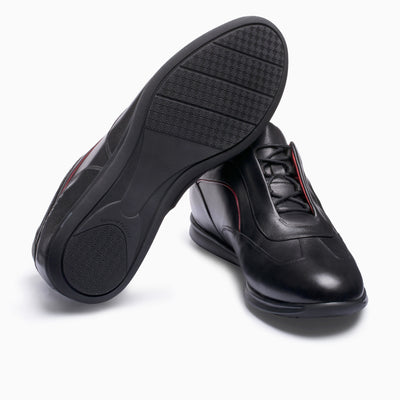 Кроссовки с красными деталями