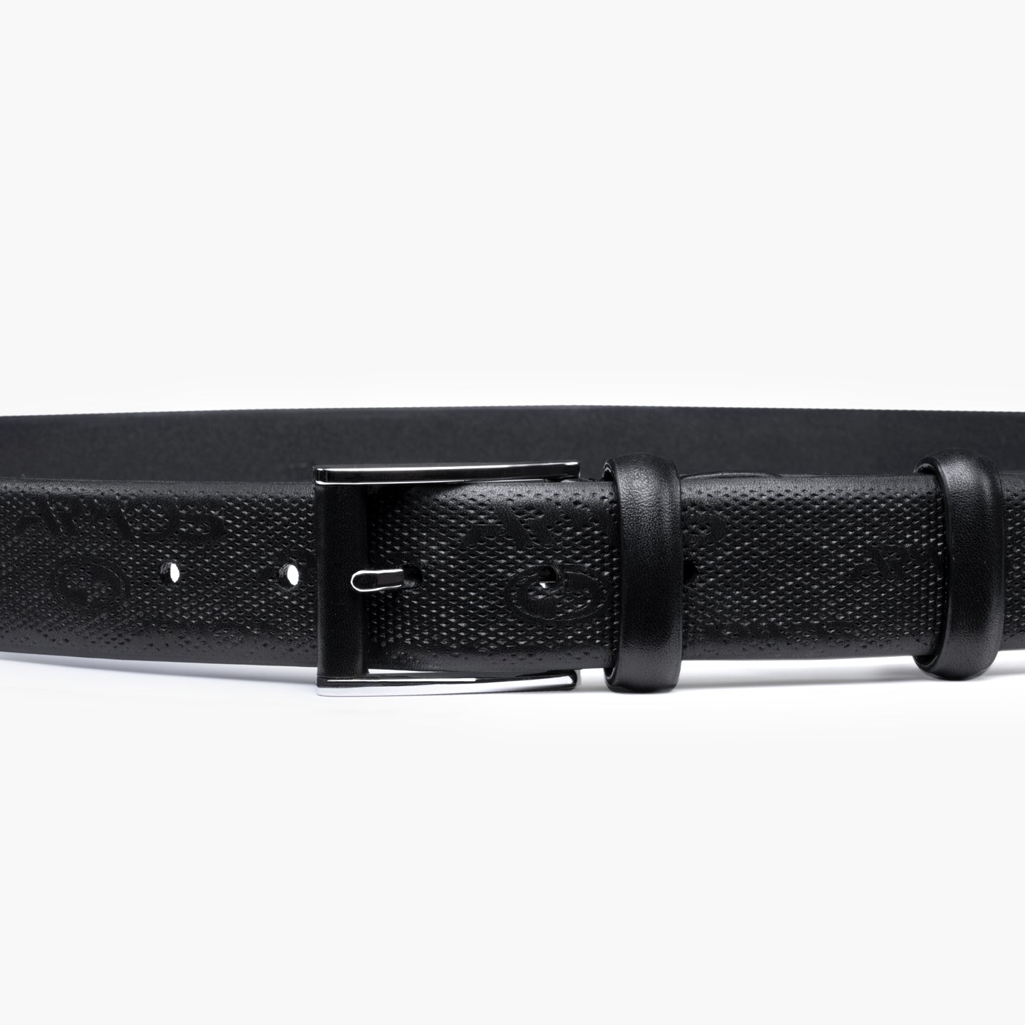 Черный ремень с перфорациями