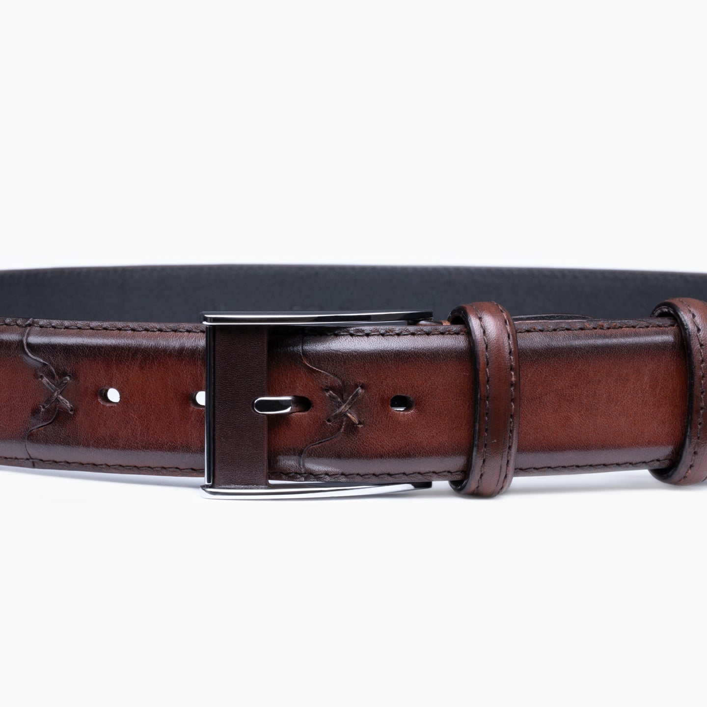 Коричневый кожаный ремень