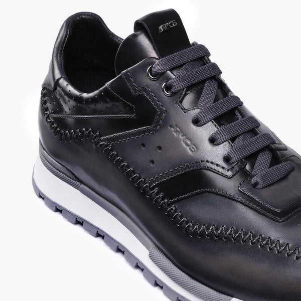 Серые кроссовки с патинажом