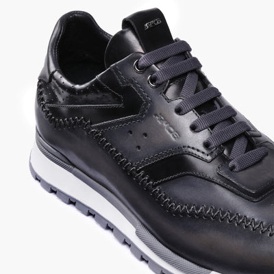 Серые кроссовки с патинажом