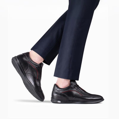 Кроссовки с красными деталями