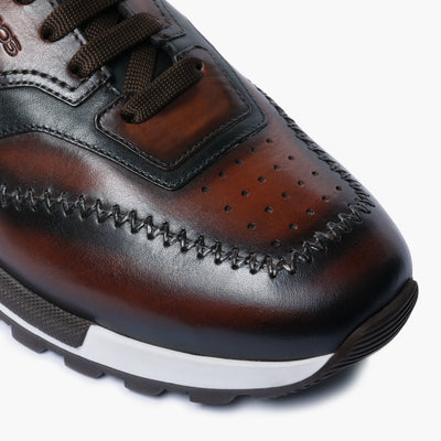 Коричневые кроссовки с патинажом